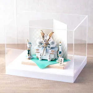 【残りわずか★3%OFF★4/27 正午まで】五月人形 コンパクト おしゃれ ミニ 兜 兜飾り 2026年 こどもの日 子供の日 節句飾り 節句人形 ケース飾り 桐箱 陶器 陶磁器 染絵出世兜飾り白藍 漆黒 薬師