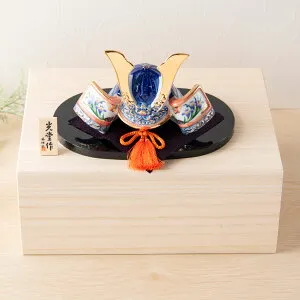 【残りわずか★3%OFF★4/27 正午まで】五月人形 コンパクト 兜 モダン こどもの日 子供の日 2026年 節句飾り 節句人形 桐箱 陶器 陶磁器 染錦出世兜（尚武・大） 瀬戸焼 薬師窯 名前立札 名前札